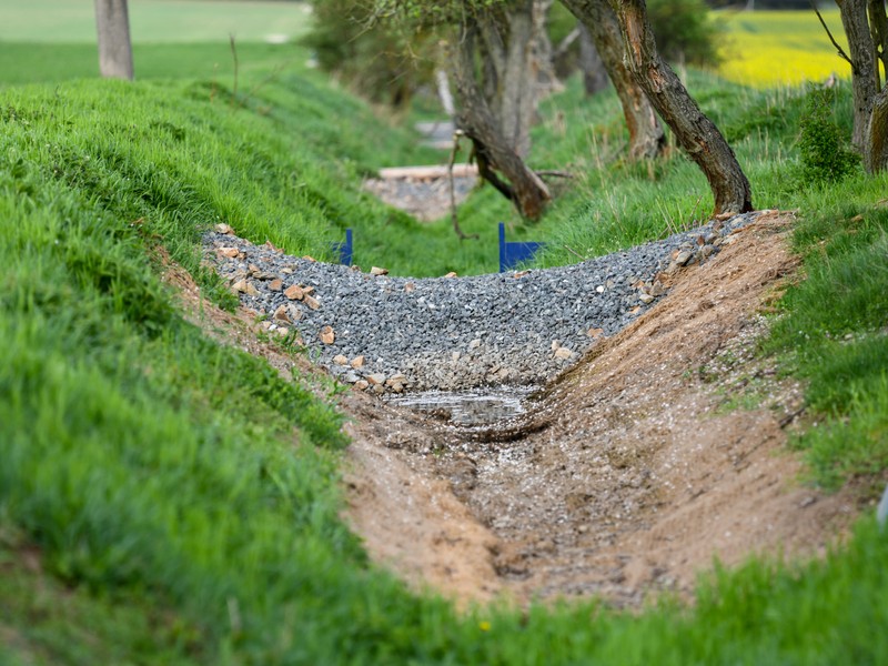 Vsakovací zařízení na objektech lesních cest (propustky, svodnice)