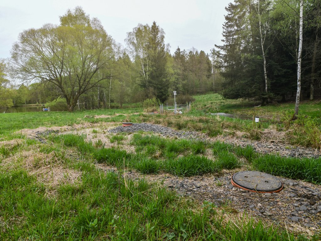 Umělý mokřad naplněný dřevní štětkou pro účely podpory denitrifikace